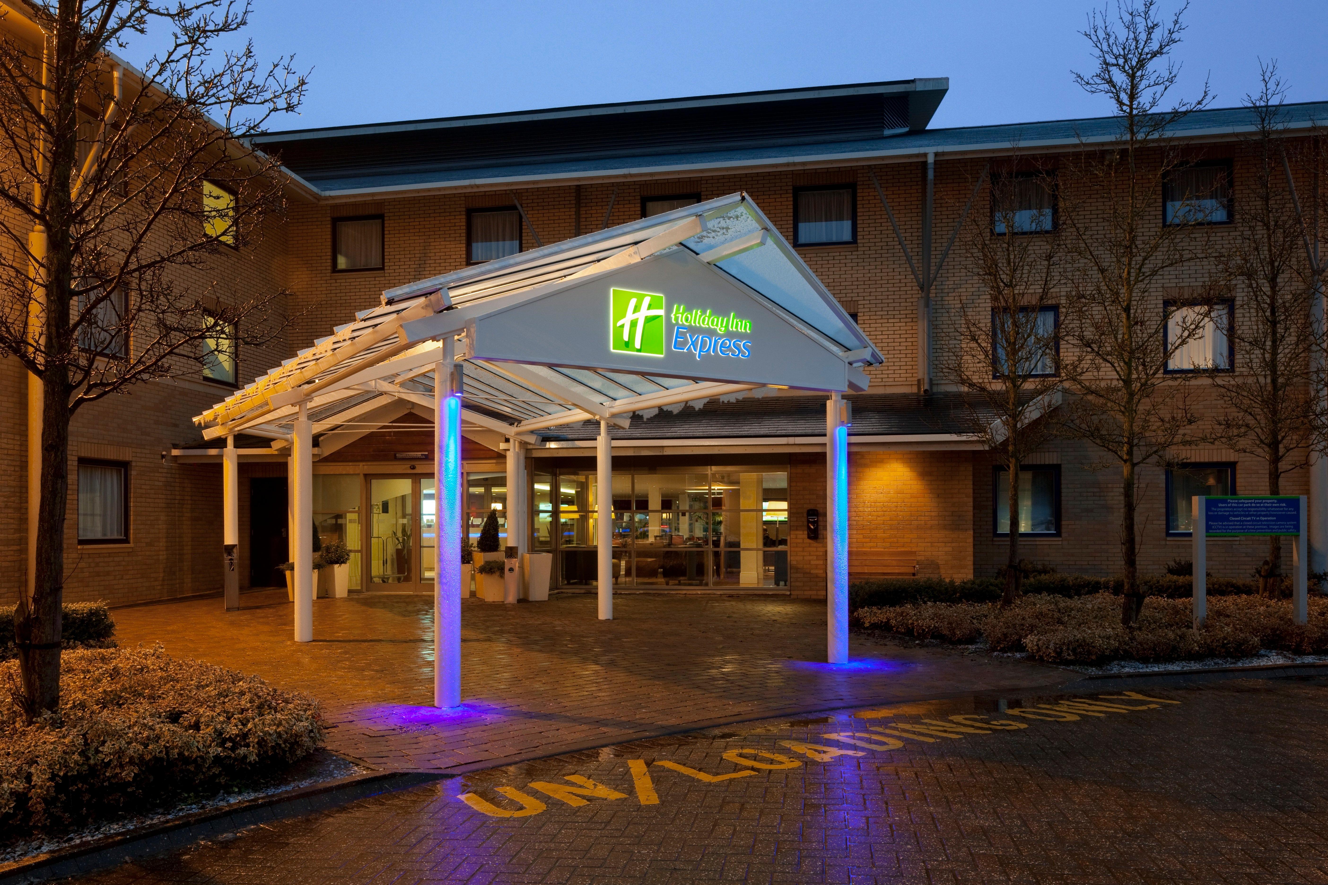 Holiday Inn Express Milton Keynes, An Ihg Hotel Екстер'єр фото