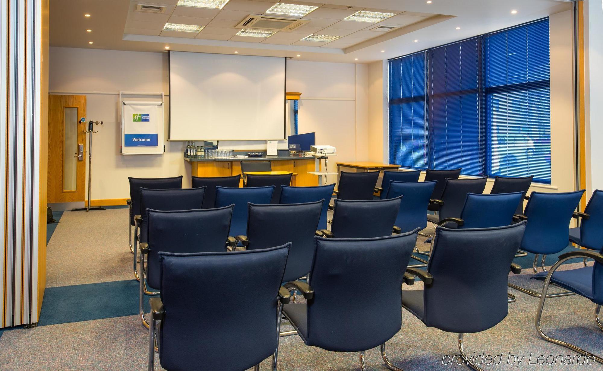 Holiday Inn Express Milton Keynes, An Ihg Hotel Екстер'єр фото