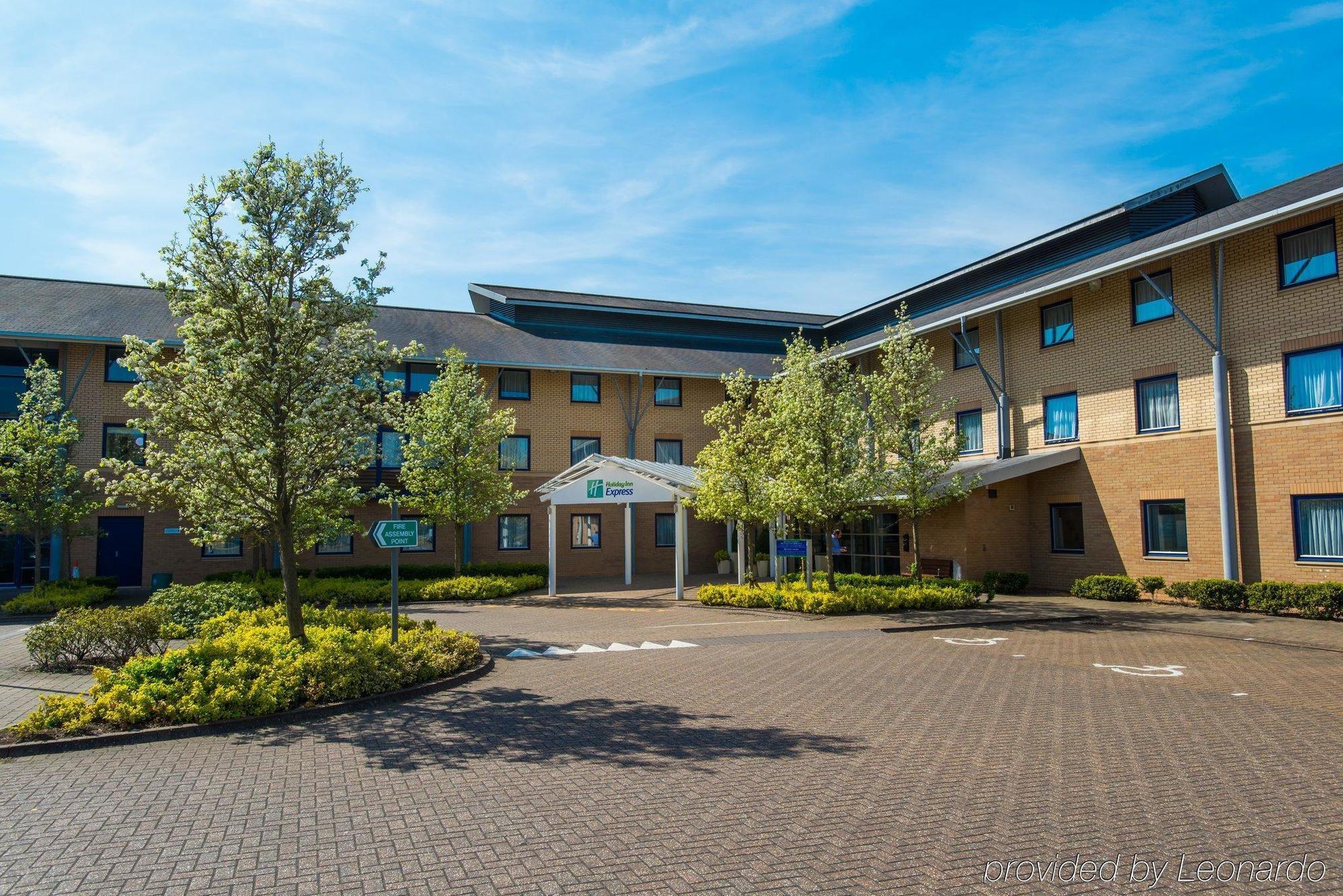 Holiday Inn Express Milton Keynes, An Ihg Hotel Екстер'єр фото