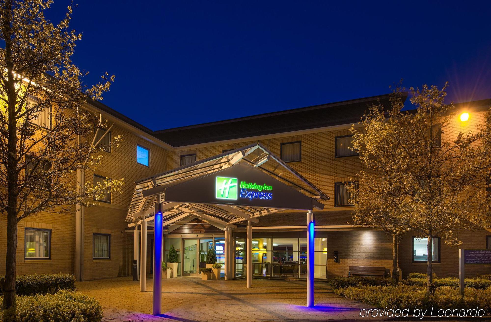 Holiday Inn Express Milton Keynes, An Ihg Hotel Екстер'єр фото