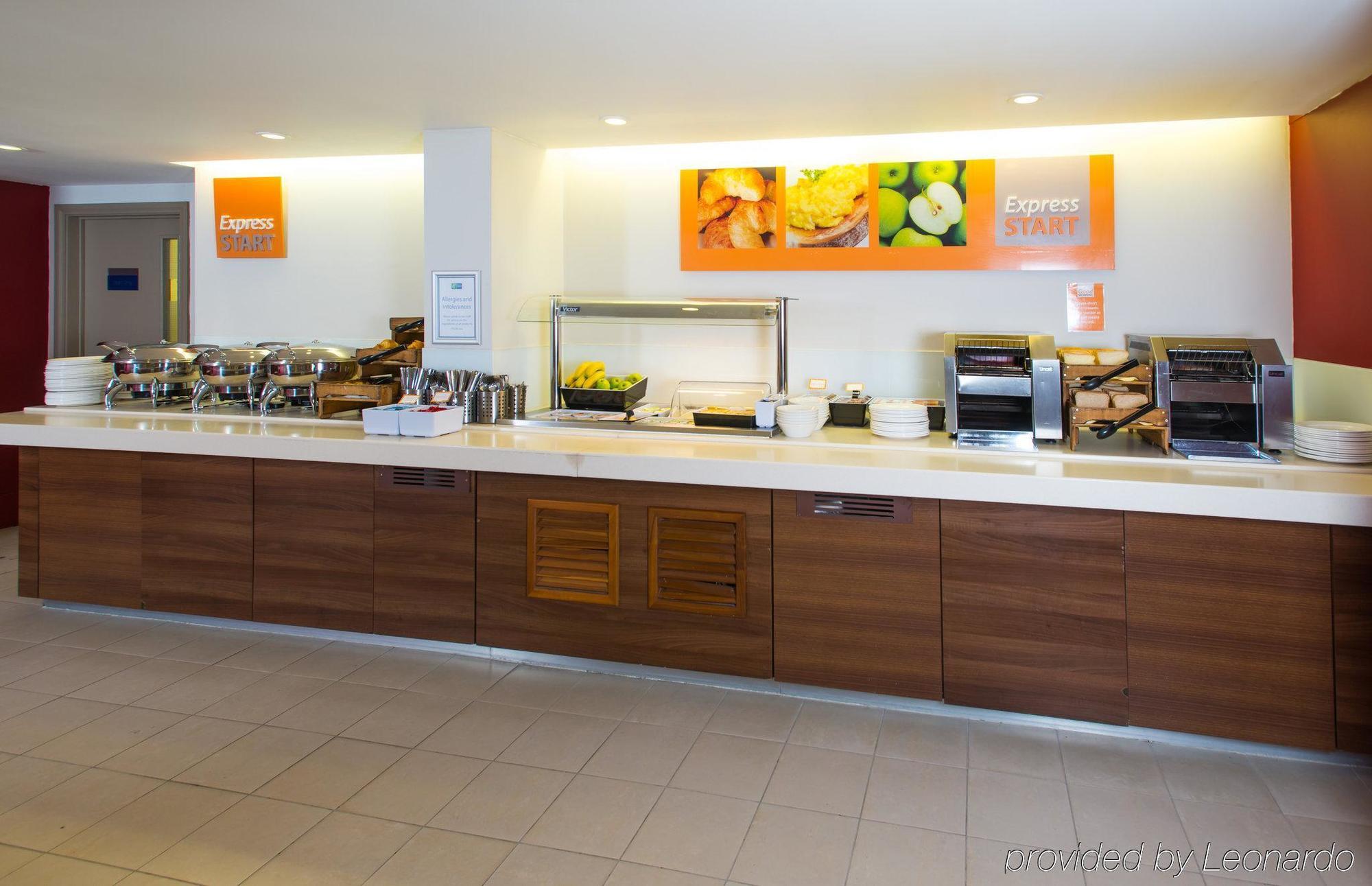 Holiday Inn Express Milton Keynes, An Ihg Hotel Екстер'єр фото