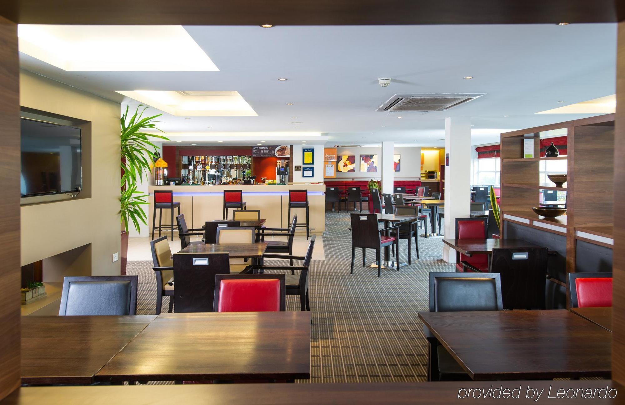 Holiday Inn Express Milton Keynes, An Ihg Hotel Екстер'єр фото