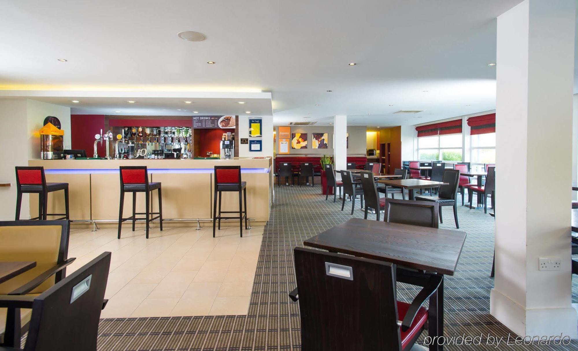 Holiday Inn Express Milton Keynes, An Ihg Hotel Екстер'єр фото