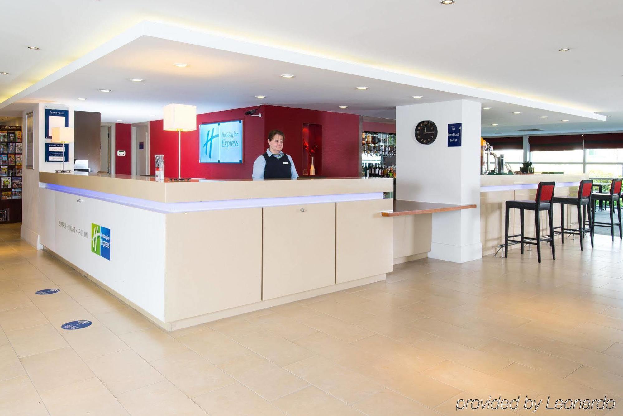 Holiday Inn Express Milton Keynes, An Ihg Hotel Екстер'єр фото